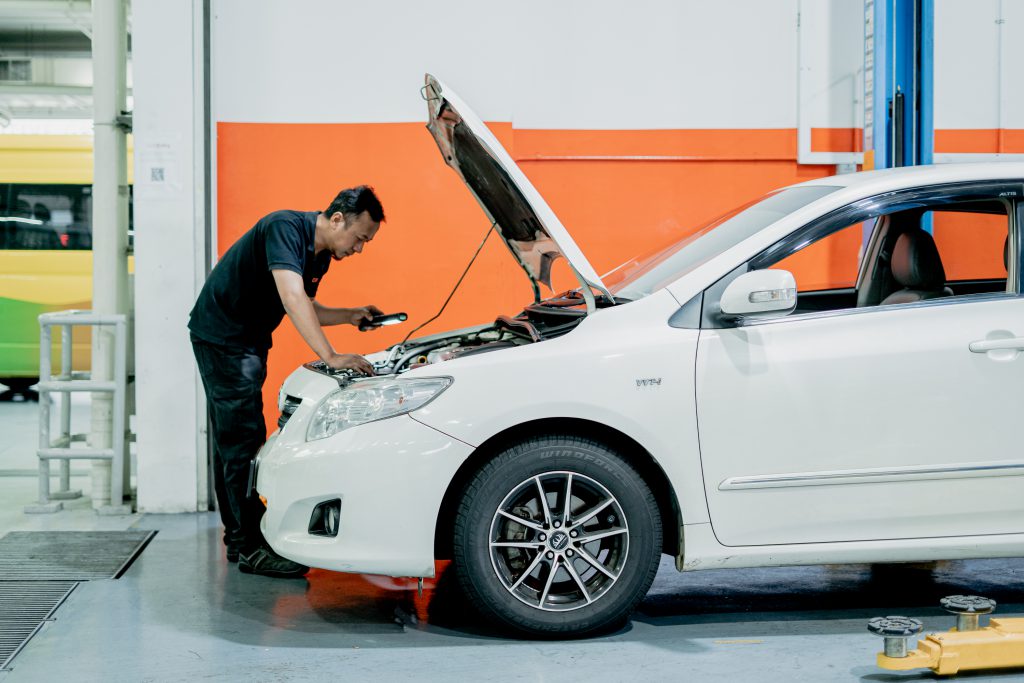 Carro Care technician servicing car