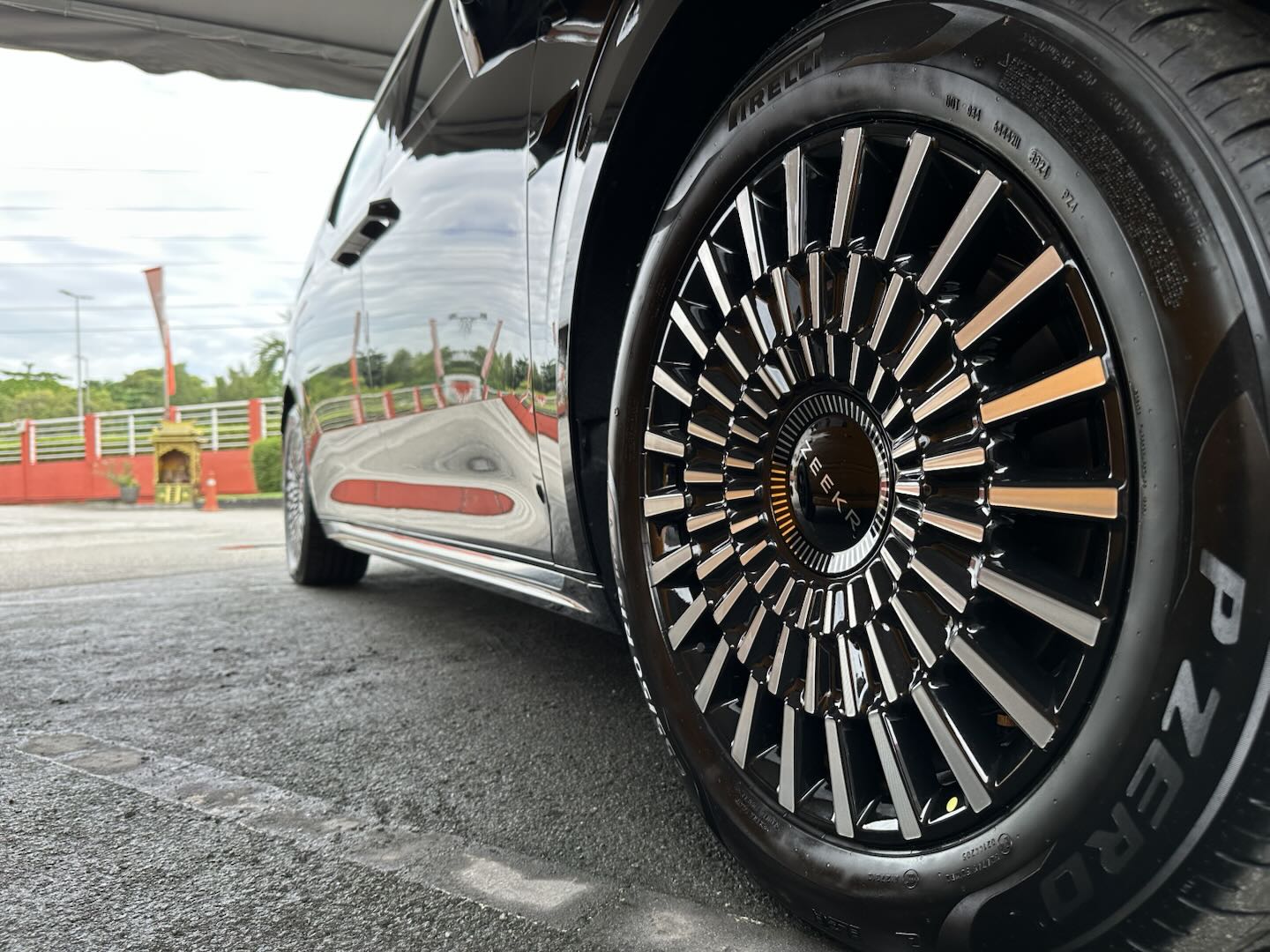 Zeekr 009 front right wheel