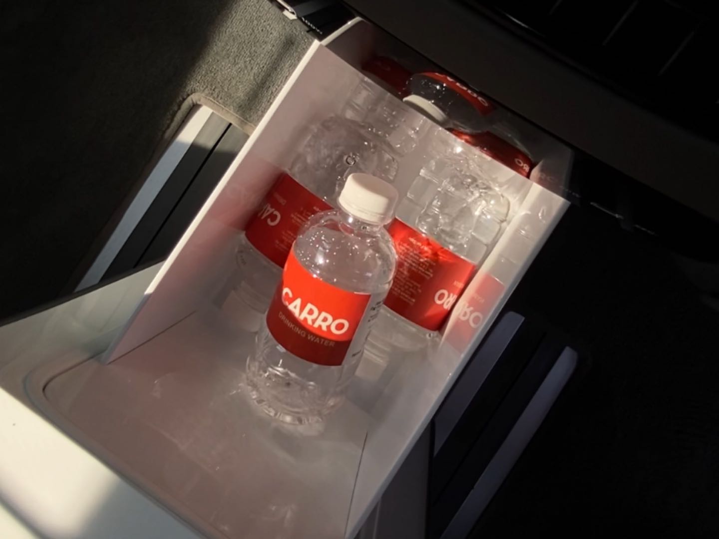 Zeekr 009 interior refrigerator carro bottles